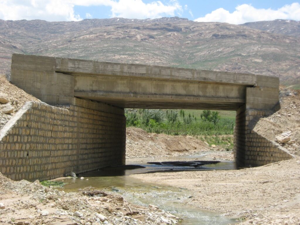 احداث پل طاقی و تیر بتنی محور فارسان- دشتک 1